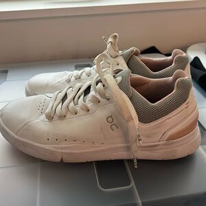 Women’s On Cloud The Roger white/grey/nude tennis shoe, size 9